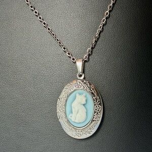 *SOLD* Oval Vintage Style Silver Locket Necklace with White Cat Cameo 🐈